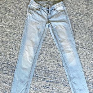 Cute mid-rise light wash jean size 4